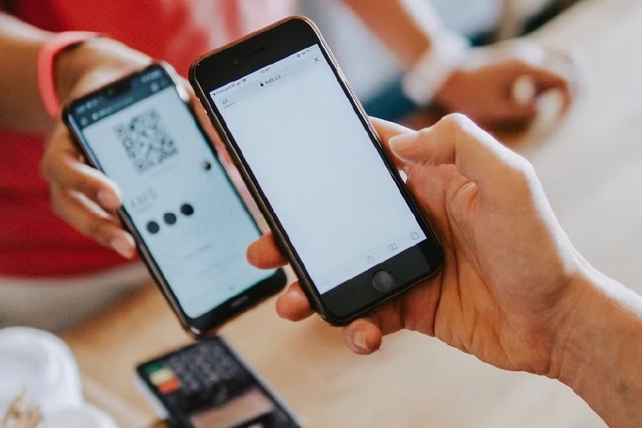 তবে সরকারের একটি সূত্র জানাচ্ছে, টেলিকম, শিক্ষা, পোস্ট অফিস ইত্যাদি ক্ষেত্রে লেনদেন হলে শুল্কের হার হবে ০.৭ শতাংশ। সুপারমার্কেটে বিকিকিনির ক্ষেত্রে এই হার হবে ০.৯ শতাংশ।