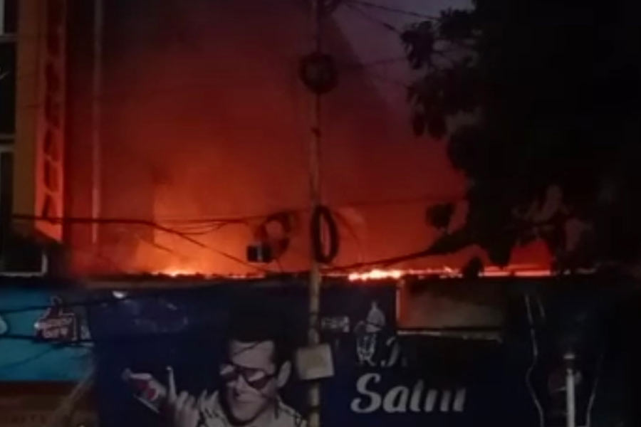 Fire in Kolkata hotel near Kalighat Metro.