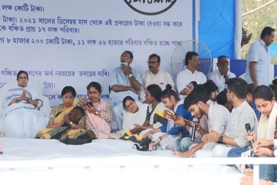 মঞ্চে মমতাকে গান শোনাচ্ছেন ছাত্রছাত্রীরা। 