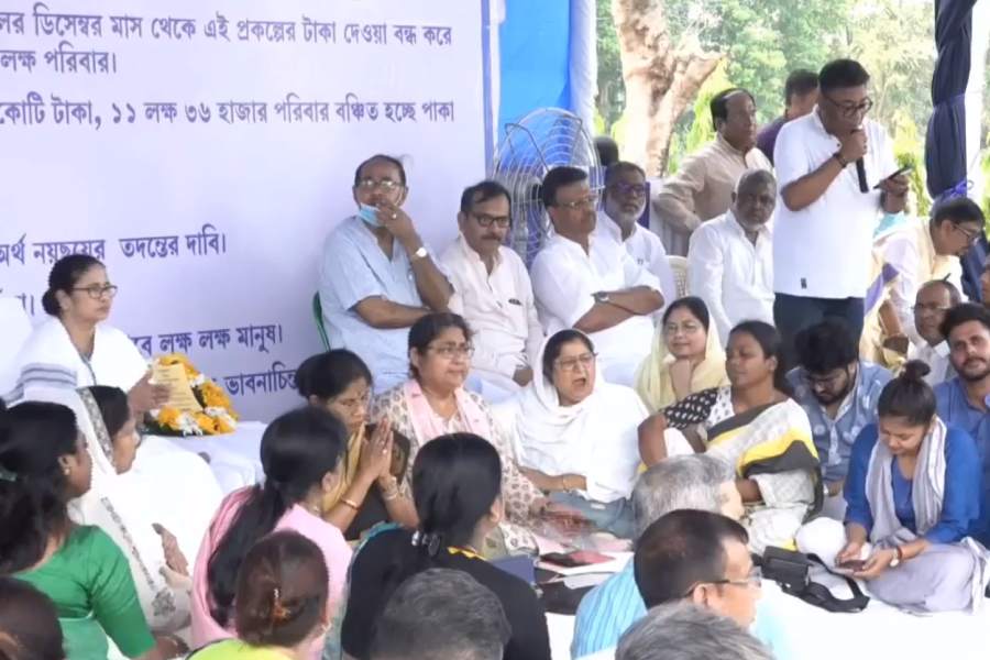 চলছে গান। মঞ্চে সুব্রত, অরূপ, ফিরহাদেরা।  