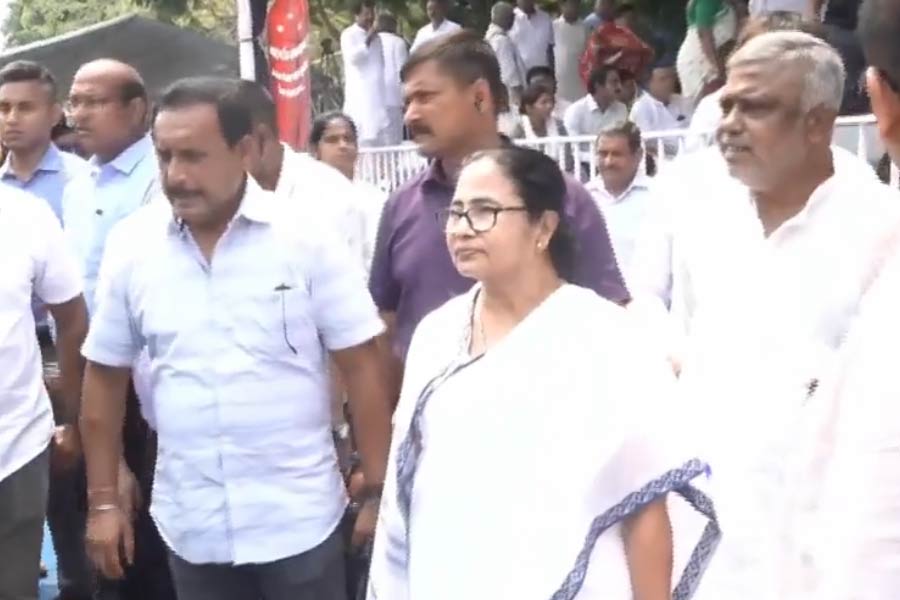 ধর্না মঞ্চ ছেড়ে পথে মমতা।