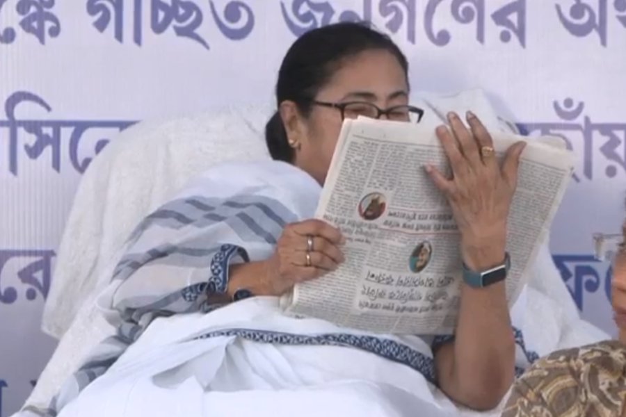 সংবাদপত্রে মনোনিবেশ মমতার।