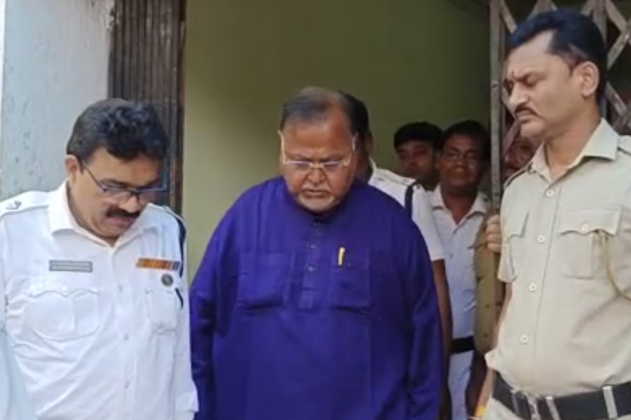 Partha Chatterjee and others in Alipore Court for Teacher Recruitment scam case amid Jindabad slogan.