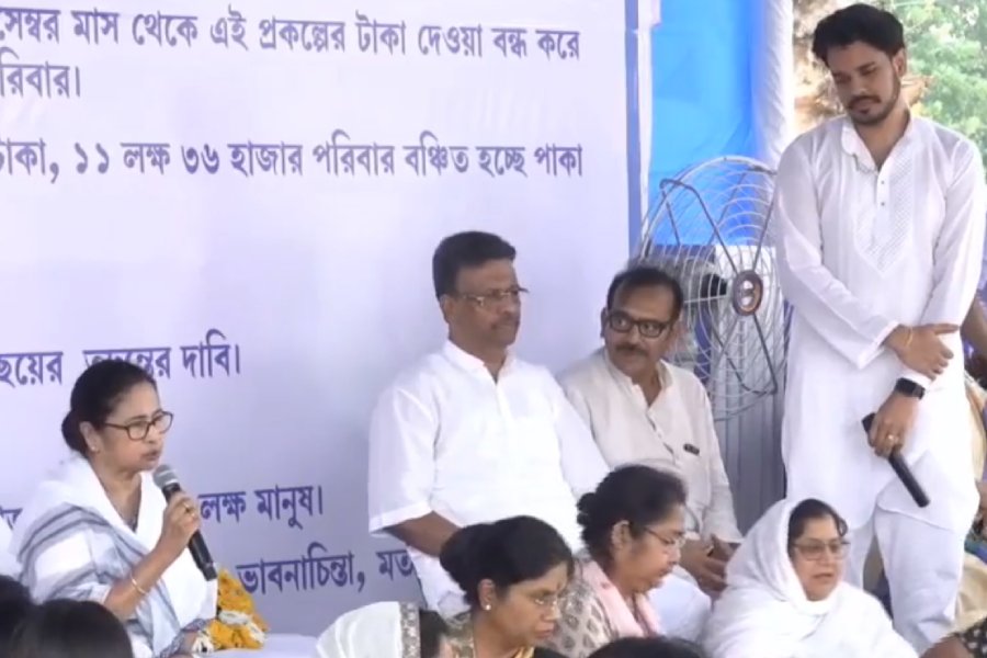 রেড রোডের ধর্না মঞ্চে মমতা বন্দ্যোপাধ্যায়। রয়েছেন সৌরভ বন্দোপাধ্যায়ও। 