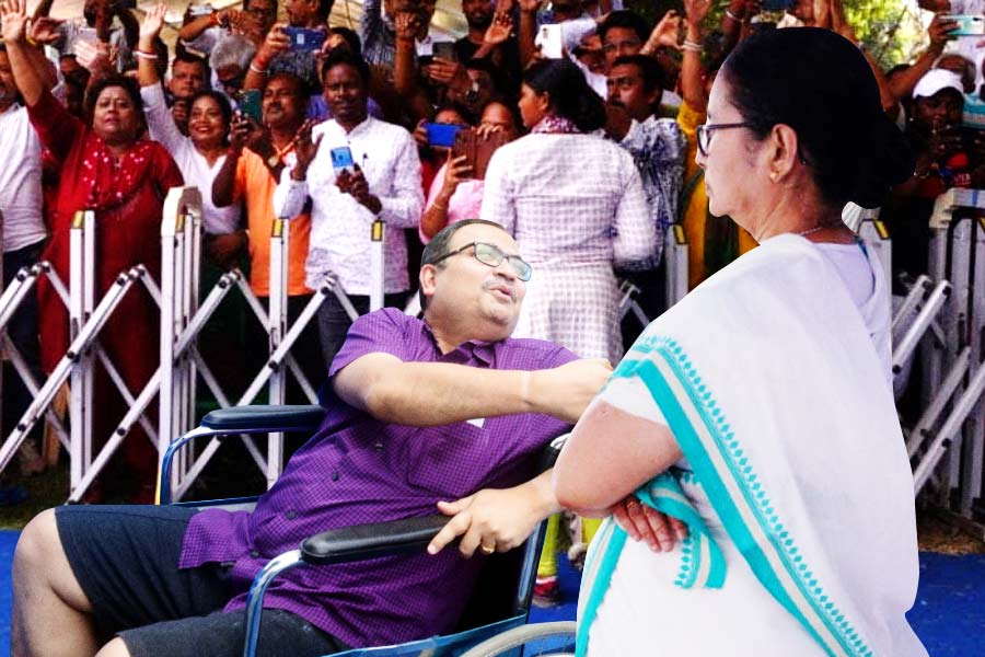 TMC Spokesperson Kunal Ghosh with broken leg met CM Mamata Banerjee in Dharna Mancha