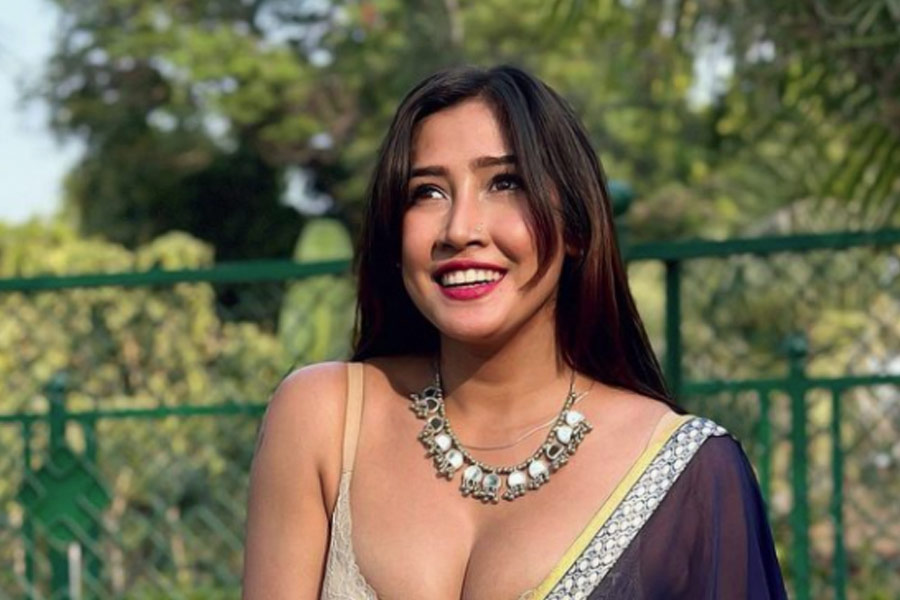 Social media influencer Sofia Ansari raises temperature in bikini from Pune