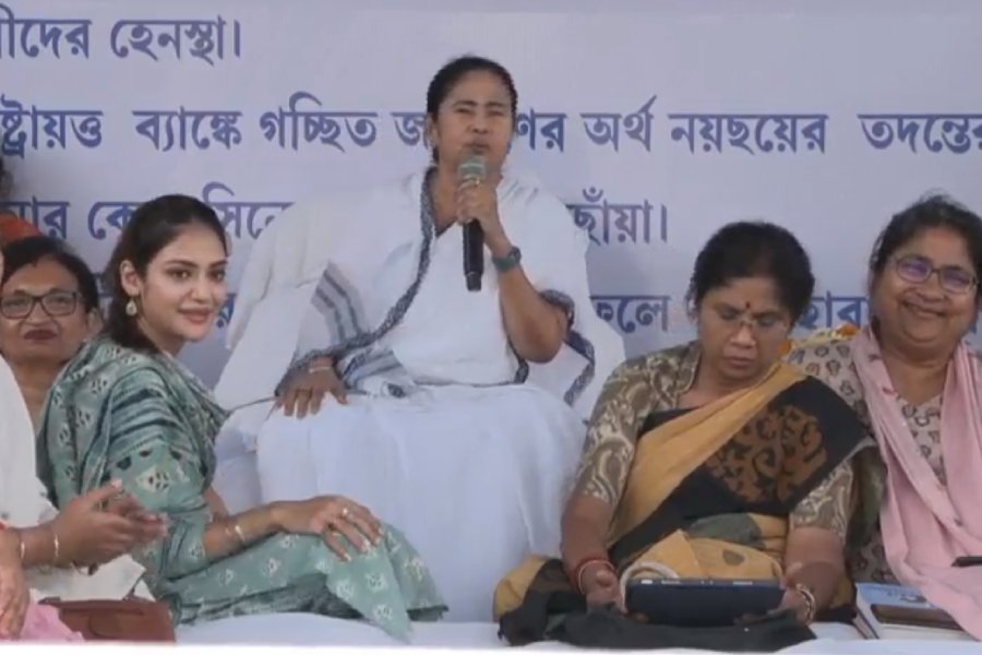 মমতার পাশে এসে বসলেন নুসরত।