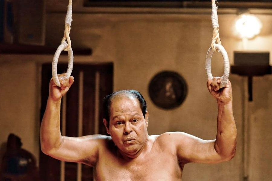 ইনোসেন্টের পুরো নাম অবশ্য ইনোসেন্ট ভারীদ ঠেক্কেথেলা। ১৯৪৮ সালের ৪ মার্চ কেরলে জন্ম তাঁর। বাবা-মা এবং সাত ভাইবোনের সঙ্গে থাকতেন তিনি। সংসারের খরচ টানতে না পারায় অষ্টম শ্রেণি পর্যন্ত পড়ানোর পর ইনোসেন্টের বাবা-মা তাঁকে স্কুল থেকে ছাড়িয়ে দেন।