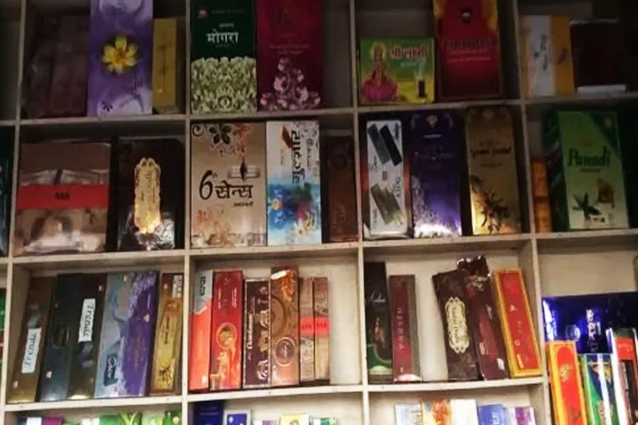 ব্যবসা করে উপার্জন করবেন বলে নানা পন্থা খুঁজতে শুরু করেন ইনোসেন্ট। মুদিখানার দোকান খুলে বসেন। তার পাশাপাশি ধূপকাঠি বিক্রিও করতেন তিনি। কিন্তু দোকান খুললেও লাভ করতে না পারায় দোকানটি বন্ধ করে দেন ইনোসেন্ট।