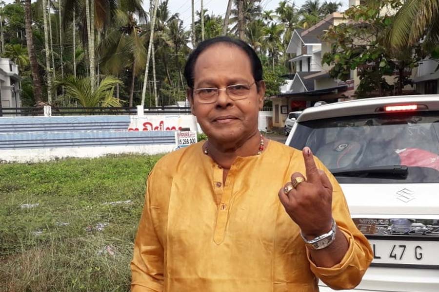 কানাঘুষো শোনা যায় যে, উপার্জনের জন্য নাকি ভলিবল কোচ হিসাবেও কাজ করেছেন ইনোসেন্ট। কী ভাবে ভলিবল খেলতে হয় তা নাকি জানতেন না তিনি। শুধুমাত্র রোজগারের জন্য এই খেলা শিখেছিলেন তিনি।