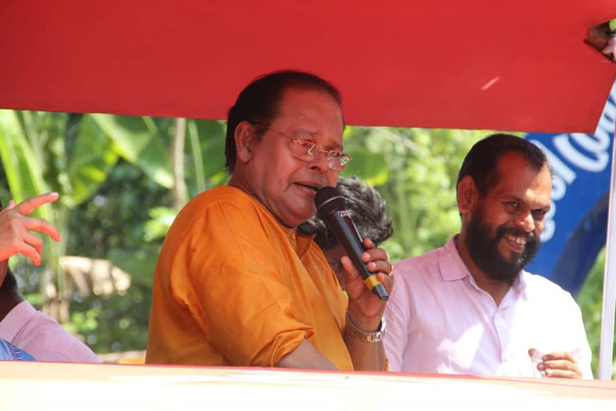 প্রোডাকশন অ্যাসিস্ট্যান্ট হিসাবে কাজ করেন ইনোসেন্ট। কিন্তু তাঁর ভাগ্যে অন্য কিছু লেখা ছিল। কিছু দিন পর সেই কাজ ছেড়ে অভিনয়ে নামলেন তিনি। ১৯৭২ সালে মালয়ালম ছবিতে প্রথম অভিনয় করেন তিনি।