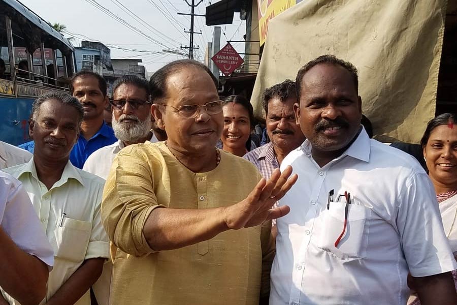 অভিনয়ের পাশাপাশি রাজনীতিতেও যুক্ত হয়েছিলেন ইনোসেন্ট। ১৯৭০ সালে আরএসপি সদস্য হওয়ার পর ২০১৪ সালে লোকসভা ভোটেও জেতেন তিনি।