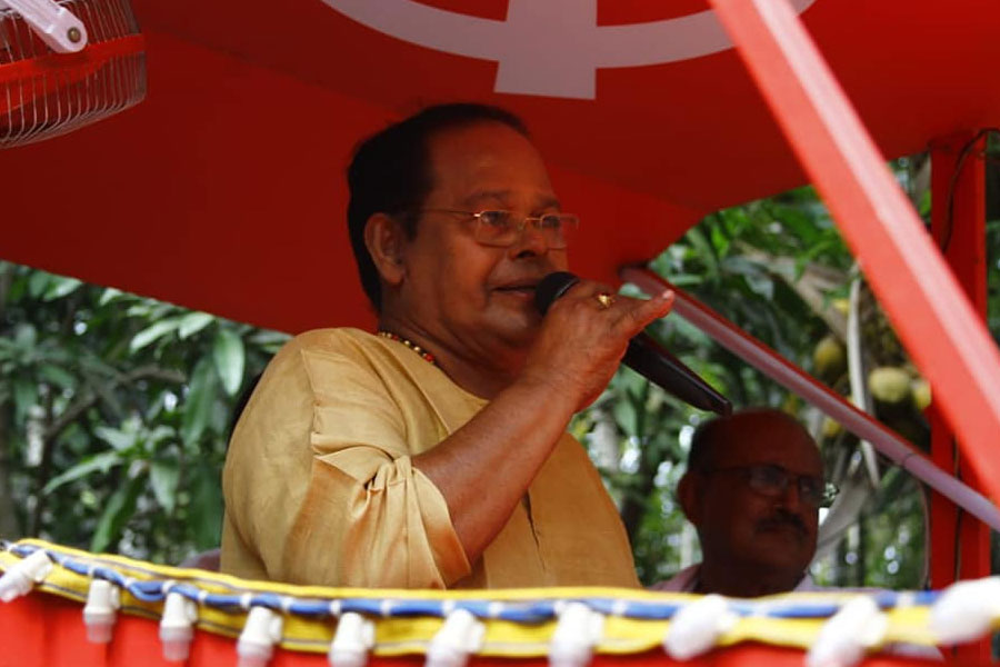 অভিনয়ে নিজের কেরিয়ার শুরু করার সময় রাজনীতির সঙ্গে জড়িয়ে পড়েছিলেন বলে ইনোসেন্টের প্রতি ক্ষুব্ধ হন তাঁর বাবা। কিন্তু অভিনেতা হিসাবে সাফল্য লাভের পর বাড়ি থেকেও আর আপত্তি জানানো হয়নি।