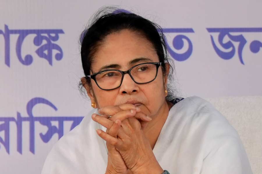 Mamata Banerjee slams Central Government and warns to protest in Delhi for not giving money to Bengal.