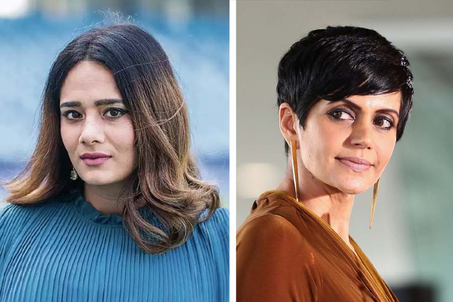 মায়ান্তি ল্যাঙ্গার (বাঁ দিকে) ও মন্দিরা বেদী। 