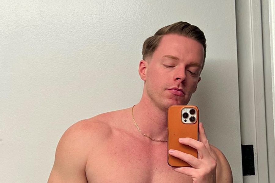 পর্ন দুনিয়ায় পা রাখার ‘শাস্তি’ হিসাবে বিচারকের পদ থেকে বরখাস্ত করা হয়েছে গ্রেগরিকে।