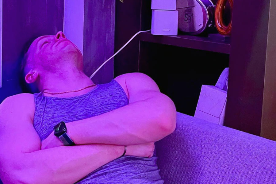 আদালত-বাড়ি করতে করতে হাঁপিয়ে উঠেছিলেন গ্রেগরি। একঘেঁয়ে জীবন কিছুতেই ভাল লাগছিল না। তাই একঘেঁয়েমি কাটাতে নীল ছবির দুনিয়ায় পা বাড়ান গ্রেগরি। আর সেই সিদ্ধান্তই কাল হল তাঁর।