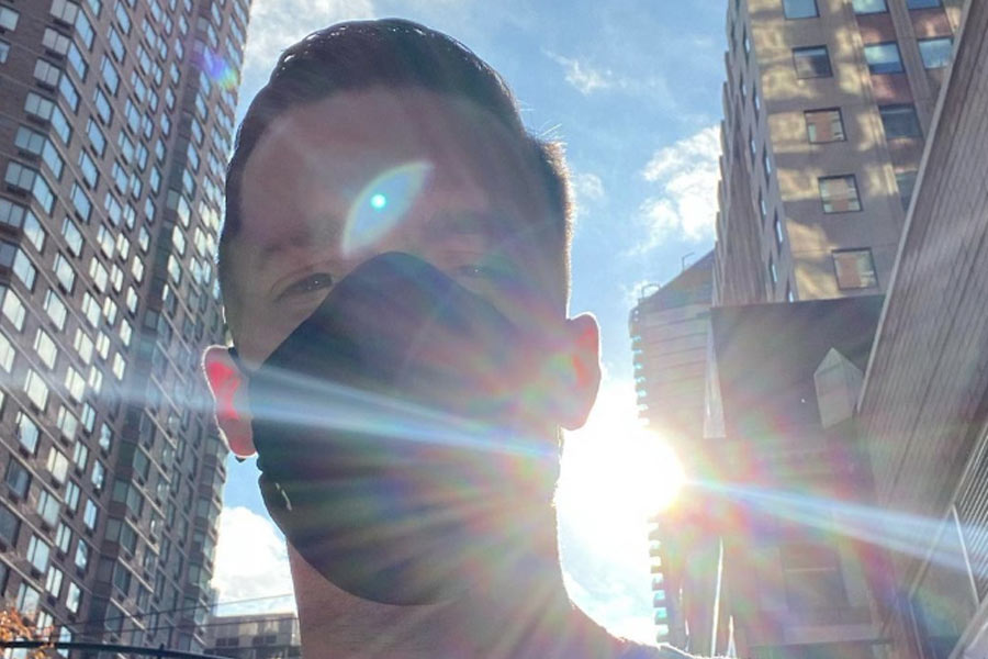 ওই ওয়েবসাইটে তিনি লিখে রেখেছেন, ‘সকালে খুব দামি চাকরি করলেও রাতের বেলা আমি একেবারেই অন্য পেশায় যুক্ত।’