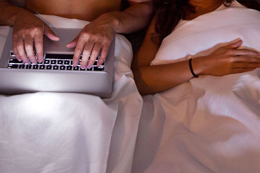 ওয়েবসাইটে গ্রেগরির কয়েক ডজন পর্ন ছবি এবং ভিডিয়ো রয়েছে বলেও প্রশাসনিক কর্মকর্তাদের অভিযোগ।