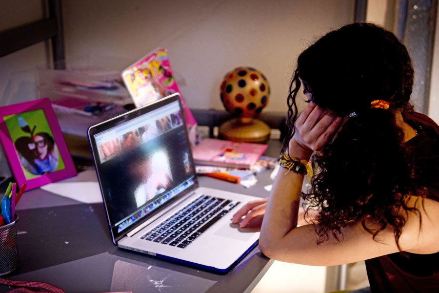 প্রশাসনিক কর্তারা আরও দাবি করেছেন, নিজের টুইটার অ্যাকাউন্ট থেকেও সম্প্রতি নীল ছবি পোস্ট করতে শুরু করেছেন গ্রেগরি। অথচ টুইটারের নিজের সম্পর্কে লিখে রেখেছেন, ‘আমি এক জন বিচারক’।