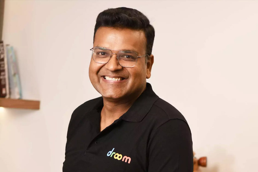 তবে যতই প্রতিবন্ধকতা তাঁকে ঘিরে ধরুক না কেন, তাঁর জীবন থেমে থাকেনি। বরং সব সামলে আবার ঘুরেও দাঁড়িয়েছেন। 