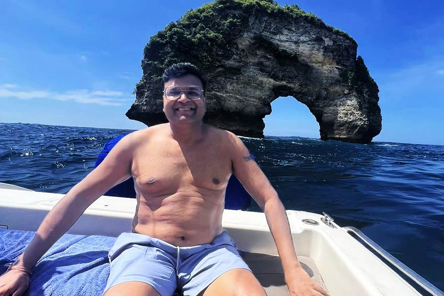 ওই বছরের জুলাই মাসে পরিবারের সঙ্গে ছুটি কাটাচ্ছিলেন সন্দীপ। সেই সময় আমেরিকায় ফেডেরাল ব্যুরো অফ ইনভেস্টিগেশনের হাতে গ্রেফতার হন তিনি। 