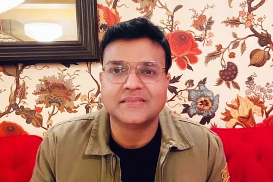 সন্দীপের বিরুদ্ধে অভিযোগ ওঠে ‘ইনসাইডার ট্রেডিংয়ের’। আমেরিকায় একটি সংস্থায় যখন কাজ করতেন সন্দীপ, সেই সময়ই ওই অভিযোগ ওঠে। উদ্যোগপতি হিসাবে পথচলা শুরুর আগে ‘রিসার্চ অ্যানালিস্ট’ হিসাবে কাজ করতেন সন্দীপ। সেই সময় একাধিক সংস্থায় কাজ করেছিলেন তিনি। 