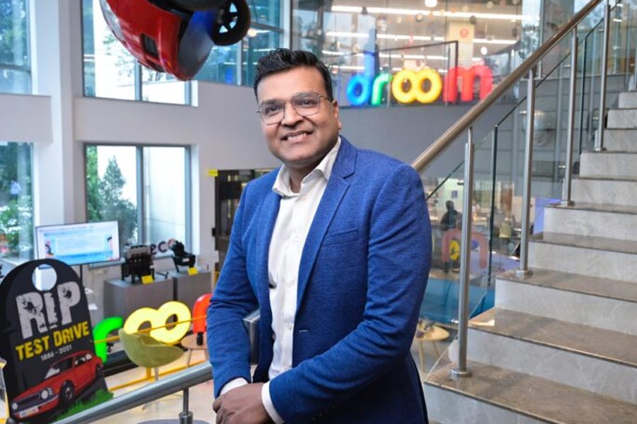 সন্দীপের গ্রেফতারির পর তাঁর জীবন এক লহমায় বদলে যায়। জেলেও দিনযাপন করতে হয় তাঁকে। শেষমেশ সংস্থার সিইও পদ থেকে ইস্তফা দিতে হয় সন্দীপকে।