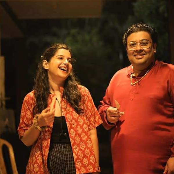 ‘পারিয়া’ ছবির সেটে কেক কাটছেন অঙ্গনা এবং অম্বরীশ।