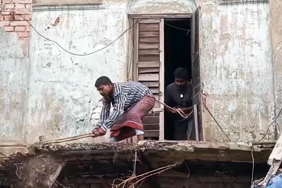 Kolkata Municipal Corporation has started demolition of dangerous houses in Kalighat area 