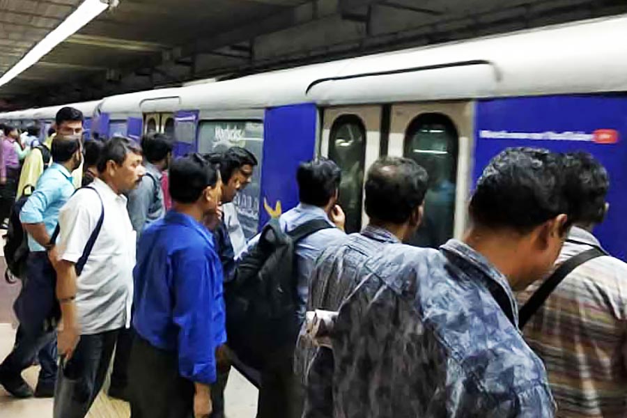 Disturbance in service of Kolkata Metro creating difficulties for passengers 