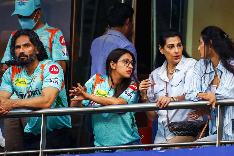 বল কখনও বাউন্ডারির বাইরে, কখনও বা চমকপ্রদ ব্যাটিং এবং বোলিং করে বাইশ গজ মাতাচ্ছেন আইপিএলের ক্রিকেটারেরা। চার-ছক্কায় খেলায় বাইশ গজের মাঠে উদ্‌যাপন চলছে। তবে, চলতি বছরে আইপিএল চলাকালীন ক্রিকেট অনুরাগীদের নজর কাড়ছে গ্যালারিও।