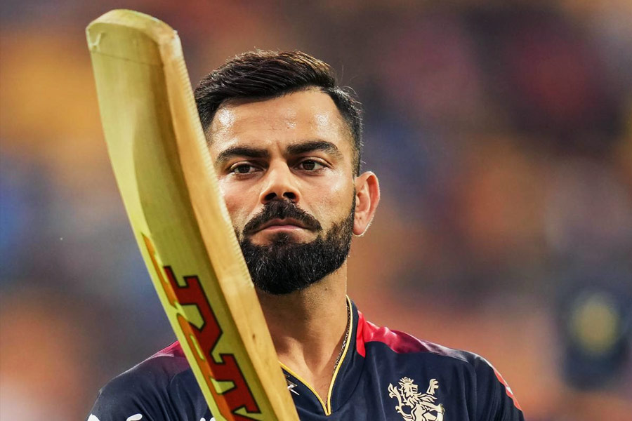 আইপিএলে হাড্ডাহাড্ডি লড়াই চলছে দেশ জুড়ে। এই উত্তেজনার মাঝেও বাইশ গজের মাঠ থেকে গ্যালারিতে ভালবাসার সেতু তৈরি করেছেন বিরাট কোহলি।