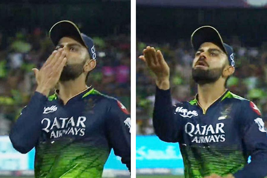 আরসিবি দলের অধিনায়ক বিরাট কোহলি। খেলার মাঠে জয়ের মুহূর্ত তৈরি হওয়ার পরেই তাঁর স্ত্রী অনুষ্কা শর্মার দিকে ছুড়ে দিলেন চুম্বন।