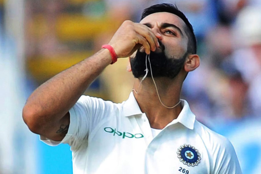 এই প্রথম বার নয়, ক্রিকেট মাঠে এর আগেও বিরাট-অনুষ্কার রসায়ন ফুটে উঠেছে। ২০১৮ সালেও বিরাটকে সঙ্গ দিতে ইংল্যান্ড গিয়েছিলেন অভিনেত্রী। সে বারও ২৩তম সেঞ্চুরি সেরে মাঠে দাঁড়িয়ে গ্যালারির দিকে ফিরে স্ত্রীকে উড়ন্ত চুমু পাঠিয়েছিলেন বিরাট।