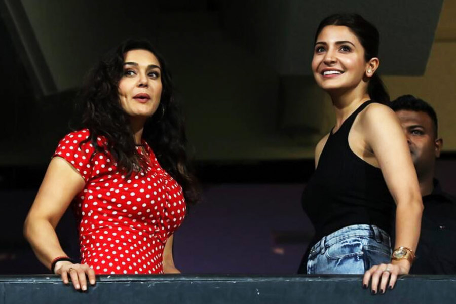 তবে শুধুমাত্র অনুষ্কা নয়, শত ব্যস্ততার মাঝেও জীবনসঙ্গীদের পাশে দাঁড়াতে গ্যালারিতে দেখা যায় বলি অভিনেত্রী থেকে শুরু করে নামকরা তারকারাও।