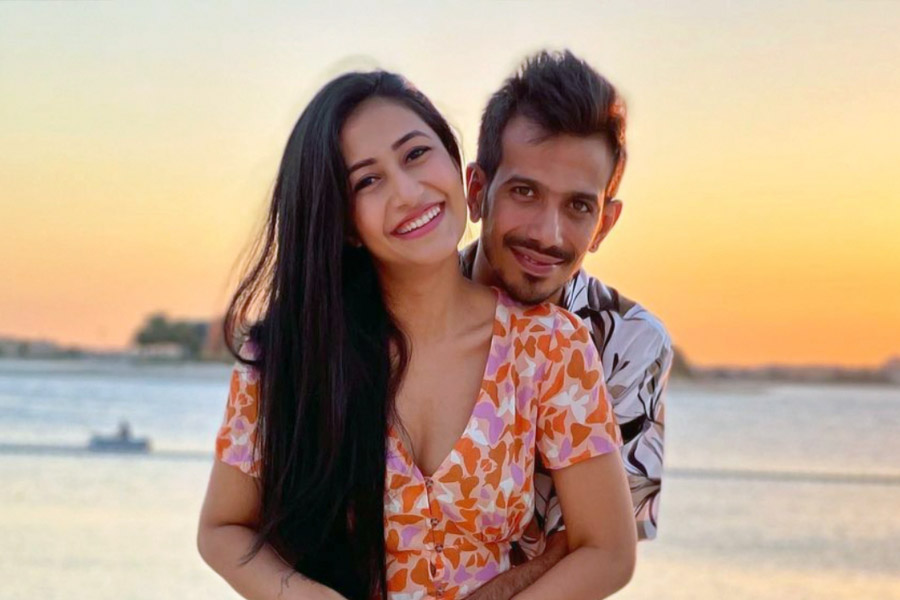 রাজস্থানের লেগস্পিনার যুজবেন্দ্র চহালের স্ত্রী ধনশ্রী শর্মাকেও দেখা যাচ্ছে গ্যালারিতে। বলিপাড়ার সঙ্গে যোগ রয়েছে চহাল-পত্নীরও।