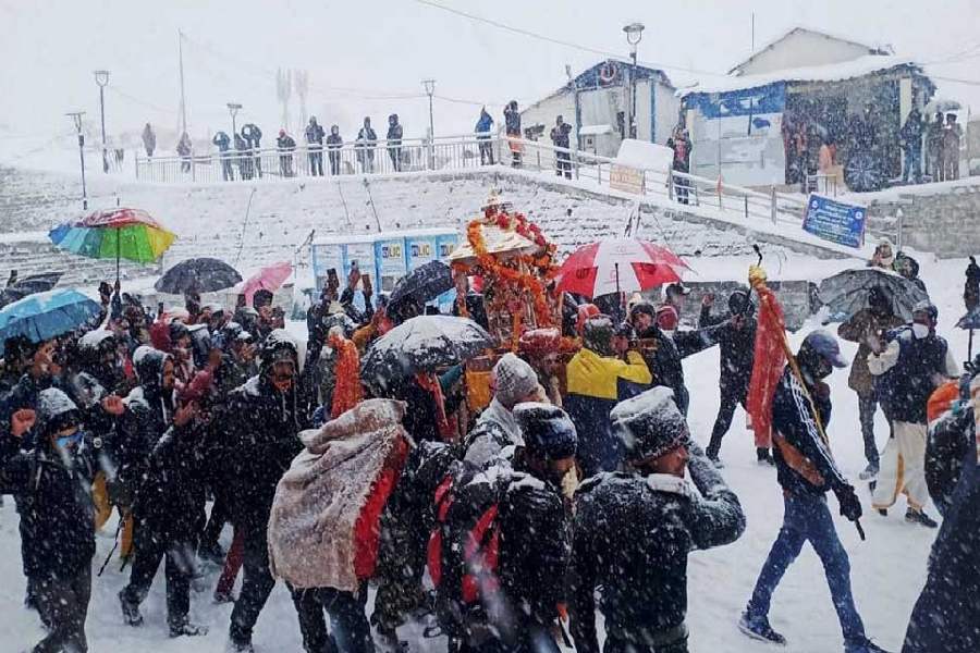 Alert issued for pilgrims due to snowfall in Kedarnath.