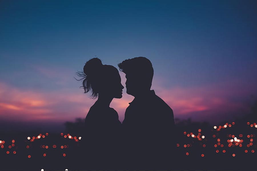 পথেই আলাপ দু’জনের। সাধারণ কথাবার্তা, আলাপচারিতার ফাঁকে হঠাৎই এসেছিল এক বিশেষ প্রস্তাব। সেখান থেকেই গল্প শুরু।