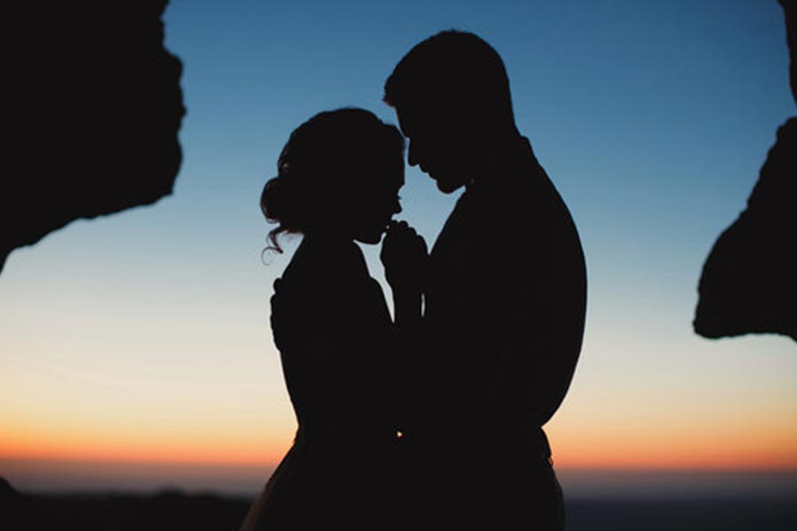 আর পাঁচজন গড়পড়তা মানুষের মতোই দু’জন। মহিলার বয়স ২৯। পুরুষটি সবে ৪০-এর কোঠা পেরিয়েছেন। প্রথম দর্শনেই  পারস্পরিক আকর্ষণ বুঝতে পারছিলেন দু’জনে। প্রস্তাবটি যদিও এসেছিল চল্লিশোর্ধ্বের কাছ থেকেই।