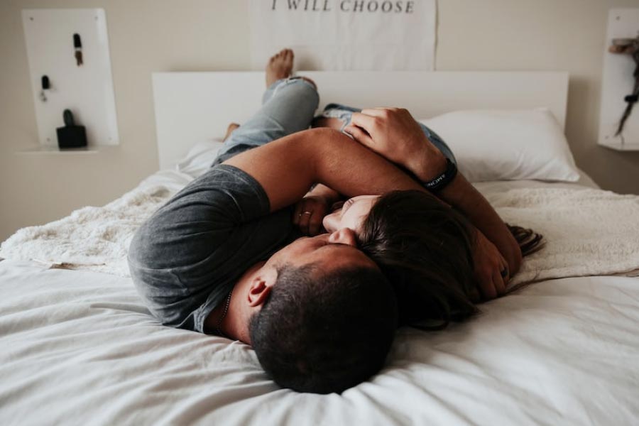 পুলিশ জানিয়েছে, দু’জনে একসঙ্গে ওই চল্লিশোর্ধ্বের বাড়িতে যান। সেখানে দু’জনের মধ্যে শারীরিক সম্পর্কের মাঝেই হঠাৎ শুরু হয় কথা কাটাকাটি। যা ক্রমেই বাড়তে থাকে। 