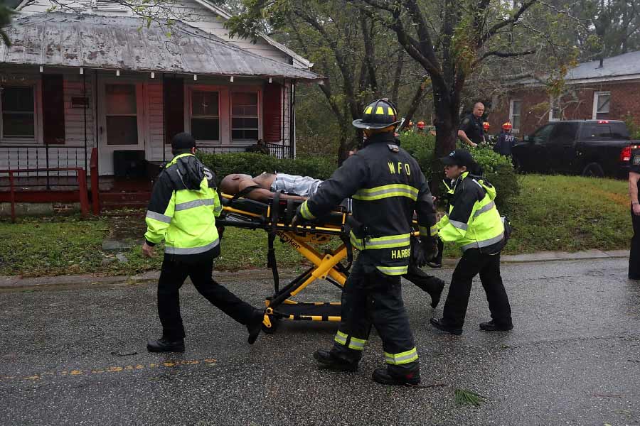 ঘটনাটি ঘটেছে আফ্রিকার শহর মালাওয়িতে। সেখানকার মাঙ্কি বে নামে একটি এলাকার বাসিন্দা ওই চল্লিশোর্ধ্ব। পুলিশ তাঁর বাড়ি থেকে গুরুতর জখম অবস্থায় উদ্ধার করে তাঁকে।