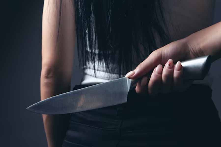 গত শুক্রবার অর্থাৎ ২৮ এপ্রিল এই ঘটনা ঘটে। পুলিশ দ্রুত ওই ব্যক্তিকে স্থানীয় হাসপাতালে নিয়ে যায়। চিকিৎসকেরা জানান, ধারালো অস্ত্র দিয়ে একাধিক বার কোপ বসানো হয়েছে ওই ব্যক্তির পুরুষাঙ্গে। 