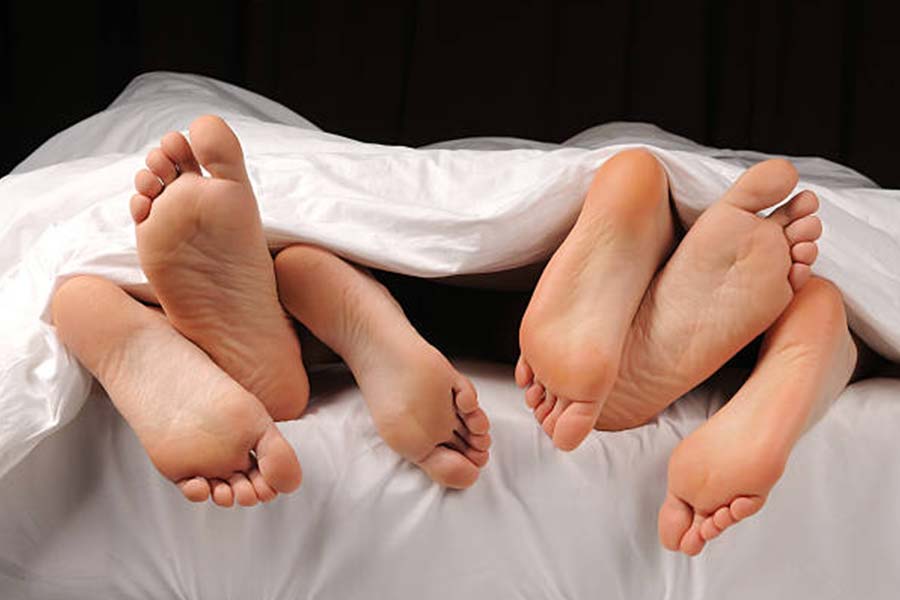 পারস্পরিক সম্মতিতে উদ্দাম যৌনতায় মেতেছিলেন তিন জনে। কিন্তু সঙ্গমরত অবস্থায় হঠাৎই তাঁর বন্ধু তাঁর প্রেমিকার প্রতি আগ্রাসী হয়ে উঠছেন দেখে প্রতিবাদ করেন ওই যুবক। 