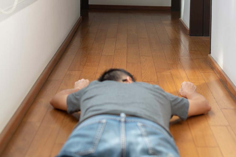 পাল্টা বন্ধু তাঁর বুকে ছুরি বসিয়ে দেন। কেটে নেন পুরুষাঙ্গও। তাঁর প্রেমিকার সামনেই ঘটে এই ঘটনা। অভিযোগ, এর পর তাঁর শরীরে অন্তত ৫৪বার  ছুরির কোপ বসানো হয়। 