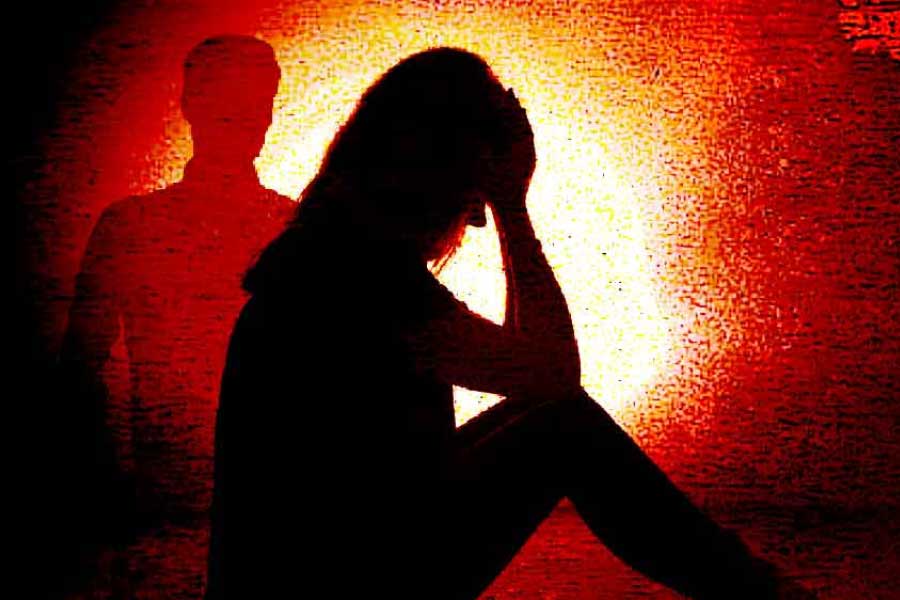 পরে একদিন তরুণীর বাড়িতেই এসে পৌঁছন তাঁর মেসো। ফাঁকা বাড়িতে চড়াও হন তাঁর উপর। এর পরই মেসোর পুরুষাঙ্গে ছুরির কোপ বসান ওই তরুণী। 