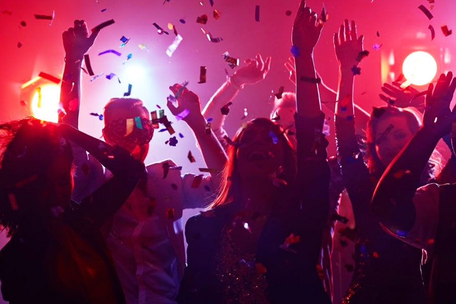 যত রাত বাড়ছে, পার্টিতে বেড়ে উঠছে অতিথিদের ভিড়। তবে এই পার্টি জনসাধারণের জন্য নয়। নামীদামি তারকাদের জন্য বিলাসবহুল প্রাসাদসম বাড়িতে মনোরঞ্জনের আয়োজন করা হয়েছ। সেই পার্টিতে কখনও আসেন হলিপাড়ার পরিচালক, কখনও আসেন হলিউডের সুন্দরীরা।