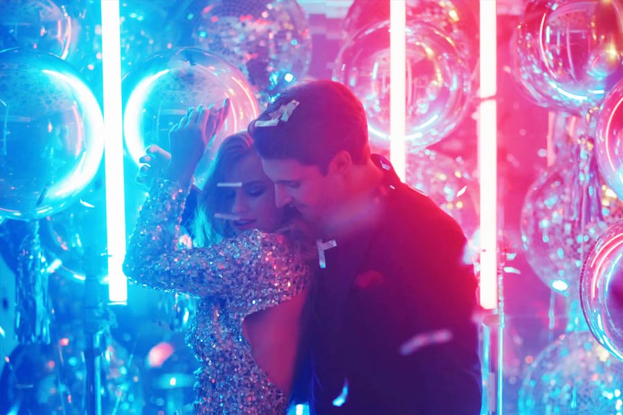 অতিথিদের বিনোদনের জন্য রয়েছে হরেক রকম ব্যবস্থা। খানাপিনার মাধ্যমে অতিথিদের মন ভরে গেলেও পার্টি ফ্লোরের কোনায় কোনায় ভেসে ওঠে উত্তেজনা।