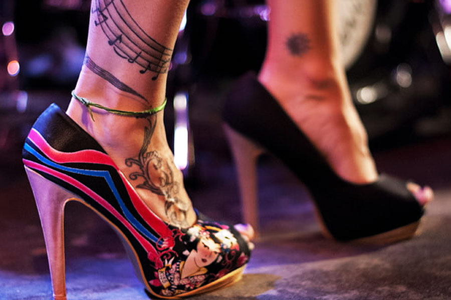 পার্টির মাঝেই ঘোরাফেরা করতে দেখা যায় কমবয়সি তরুণীদের। তবে তাঁদের পরনে সুতোর লেশমাত্র নেই। 