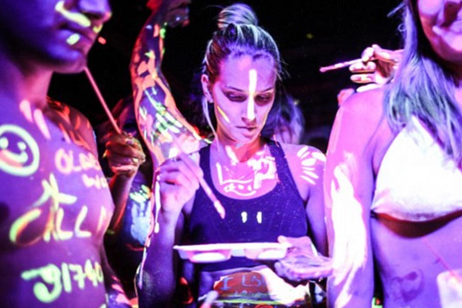 তবে, বিলাসবহুল বাড়ির এই জাঁকজমকপূর্ণ গোপন পার্টিতে দিশাহীন হয়ে ঘুরে বেড়ান না তরুণীরা। অতিথি হিসাবে নিমন্ত্রিত না হলেও তাঁদের আহ্বান জানানো হয় অতিথিদের বিনোদনের জন্য।